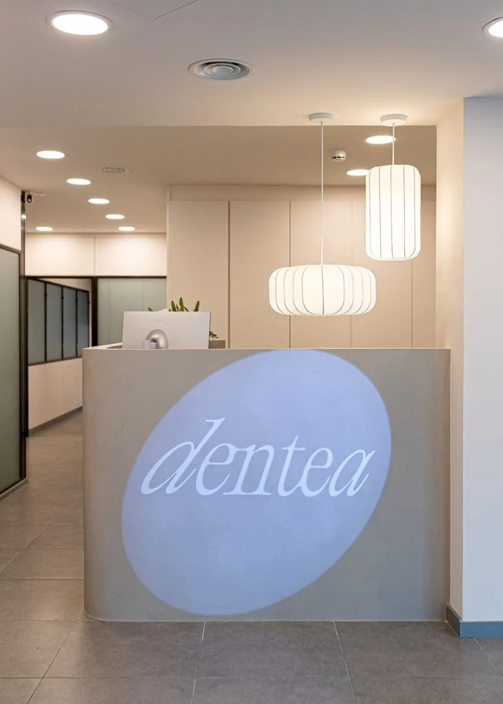 Recepción de Dentea con su nombre iluminado