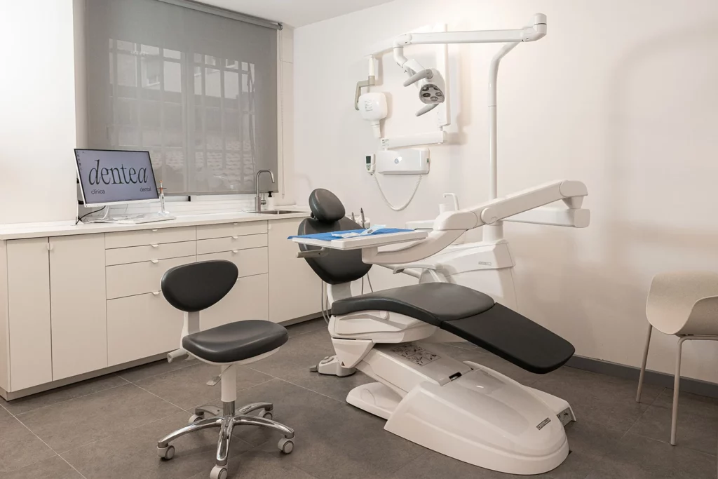 Gabinete dental de Dentea, luminoso y con materiales neutros
